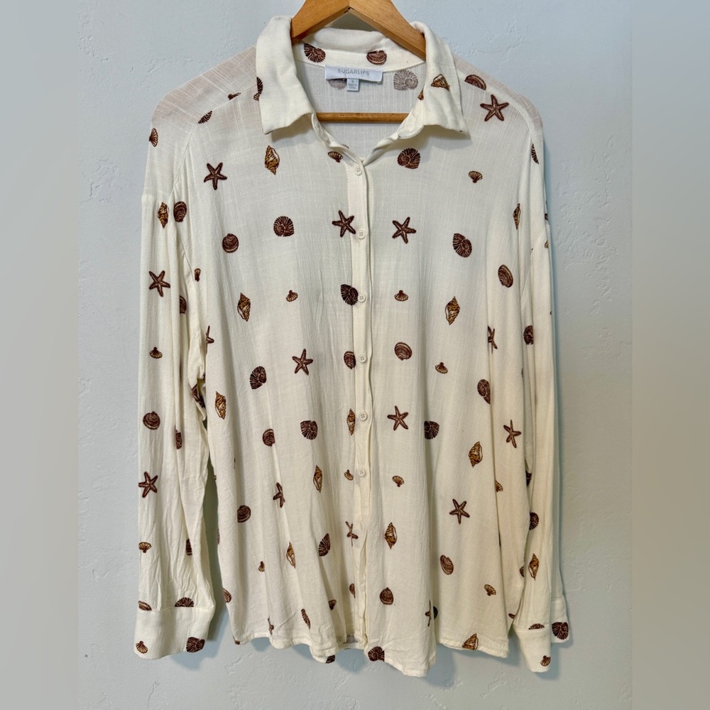 Sugarlips Seashell Print Cream and Brown Shirt
Size Large Rayon Hip Length
